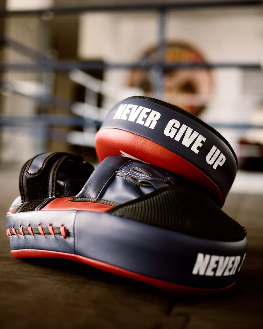 Tarcze treningowe z napisem NEVER GIVE UP w klubie High Kick Gym