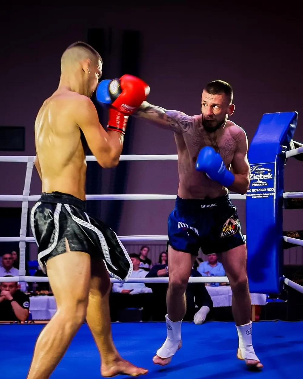 Marcin Kujawa w walce kickboxingu w ringu