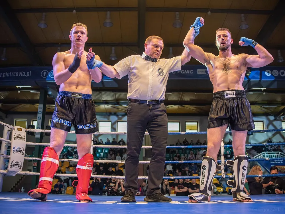 Sędzia podnosi rękę Marcina Kujawy po wygranej walce w kickboxingu