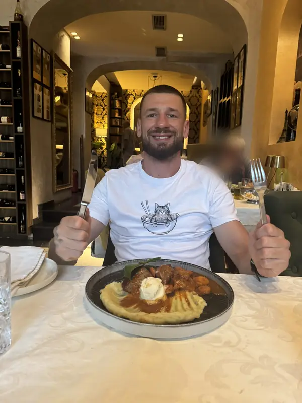Marcin Kujawa przy obiedzie w restauracji