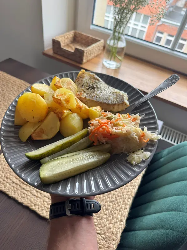 Ryba z ziemniakami, surówką i ogórkami