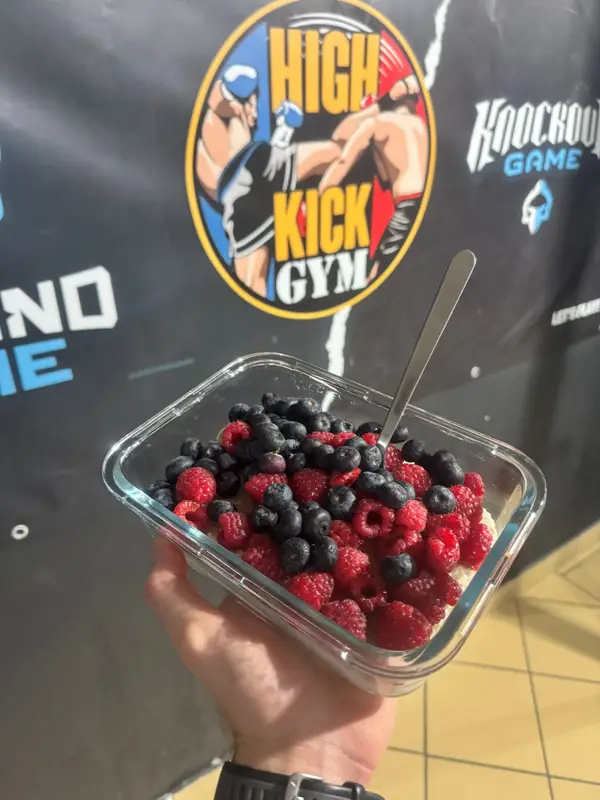 Pudełko z malinami i borówkami w klubie High Kick Gym