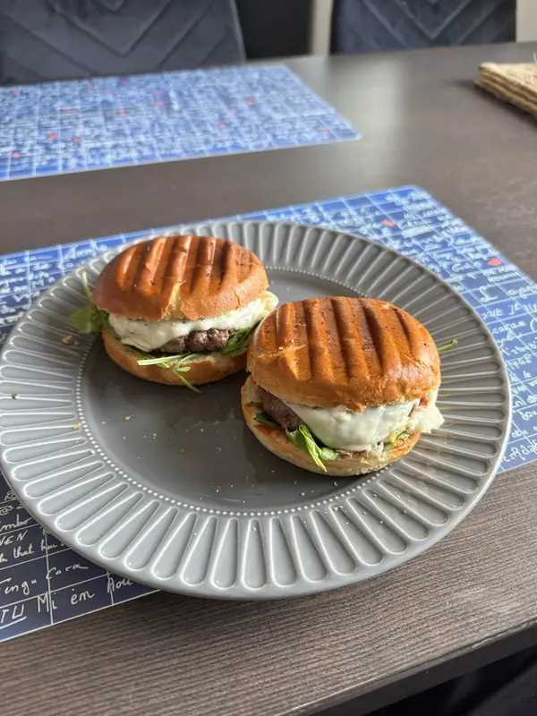Dwa domowe burgery na talerzu