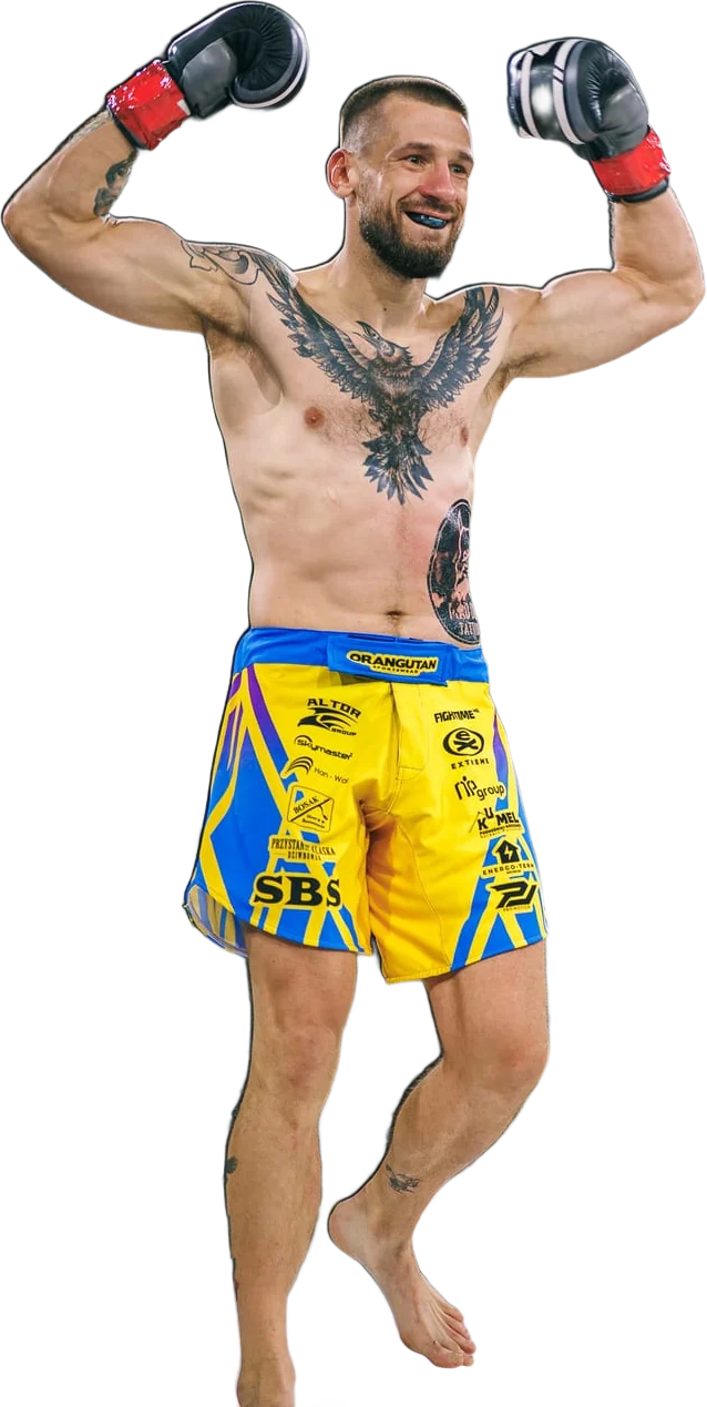 Marcin Kujawa, trener kickboxingu w Szczecinie i Mistrz Polski, w ringu po wygranej walce